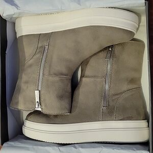 NIB - J/Slides Truly Water Resistant Faux Fur Lined Double Zip Ankle Boot 9